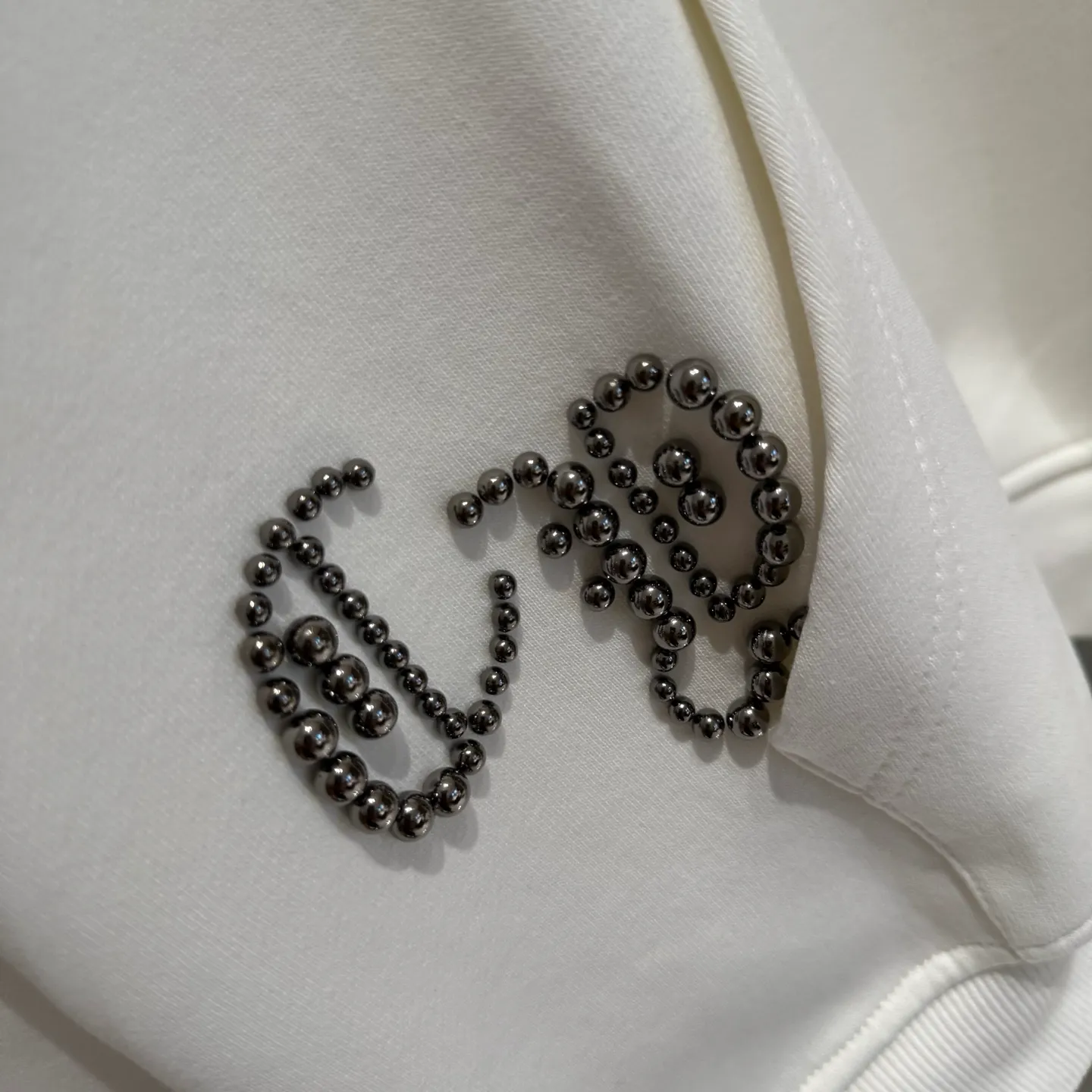 🅿️410 [Strict quality control] CH Croixin's new long-sleeved hooded sweatshirt. The fabric is made of heavy 480g double yarn fabric. Front and back embroidery➕beads. Ready-to-wear loose fit. The fabric is stiff and stylish. It does not deform or shrink. Color: black, white, floral gray. Size: M-2xl